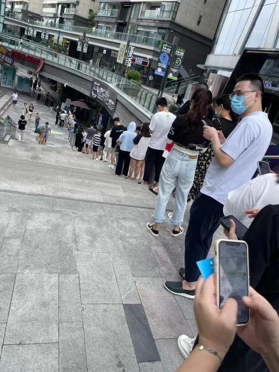 9月1日下午，成都市锦江区盒马超市门外排起了长龙 （受访者供图）