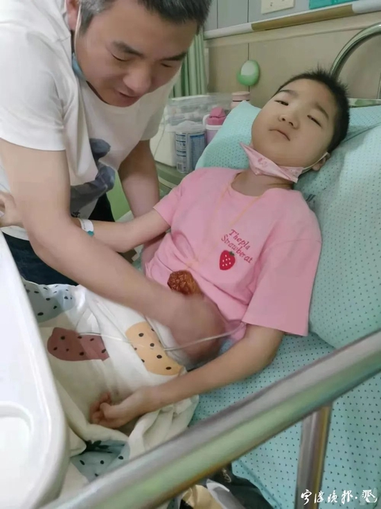 剪了头发的小凡做骨穿时强忍着疼。