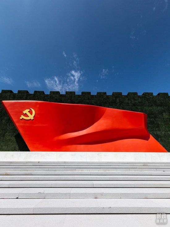 △中国共产党历史展览馆前大型党旗雕塑《旗帜》。(图/视觉中国)