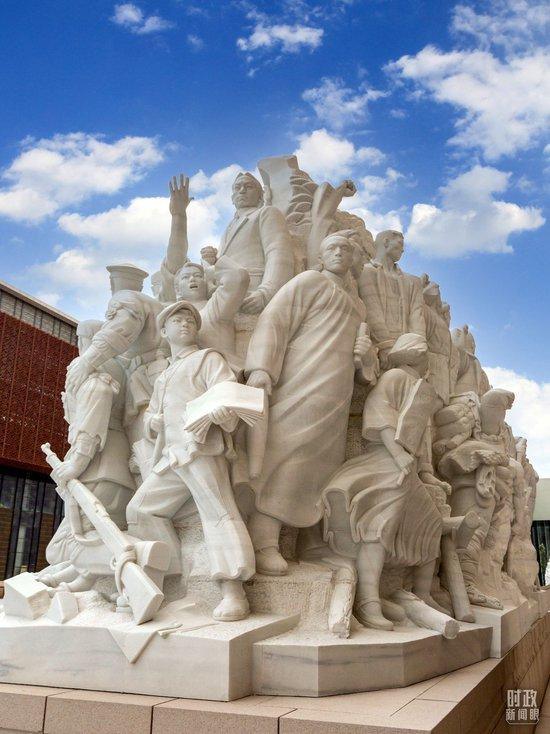  △中国共产党历史展览馆前的主题雕塑《信仰》。（图/视觉中国）