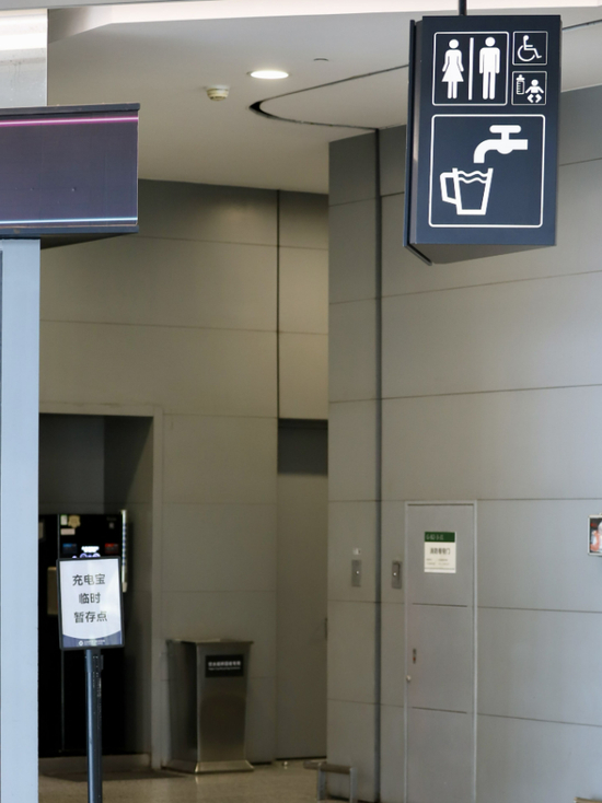 ▲上海虹桥国际机场T2航站楼充电宝暂存点位于航站楼外厕所通道旁，无明显指引。新京报贝壳财经记者俞金旻 摄