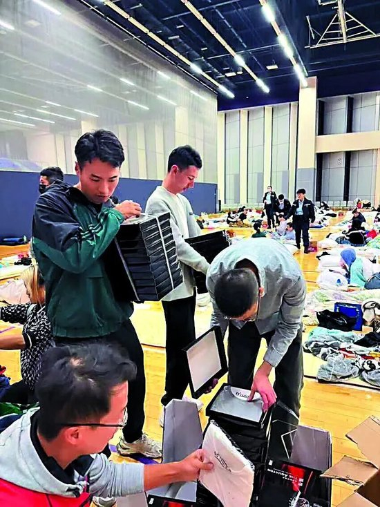 香港市民哽咽感谢内地同胞支援 灾难面前更懂何为“同胞”