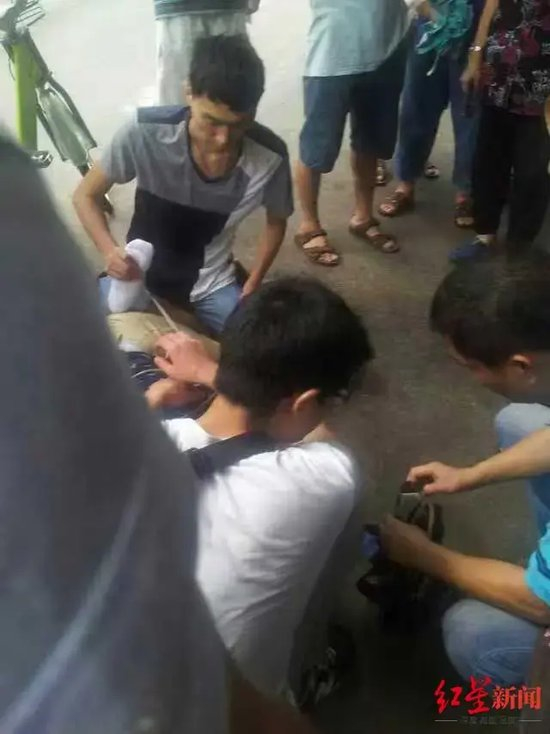 ▲高广辉帮忙摁住小偷照片 受访者供图