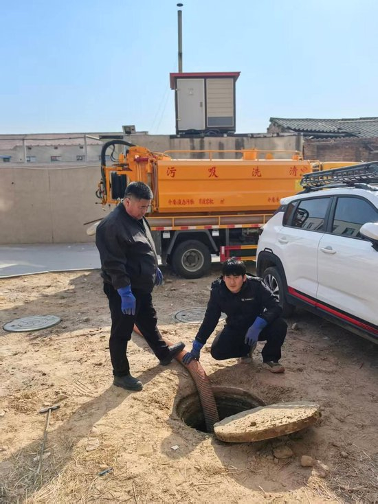 王飞翔（右边）。图/受访者提供
