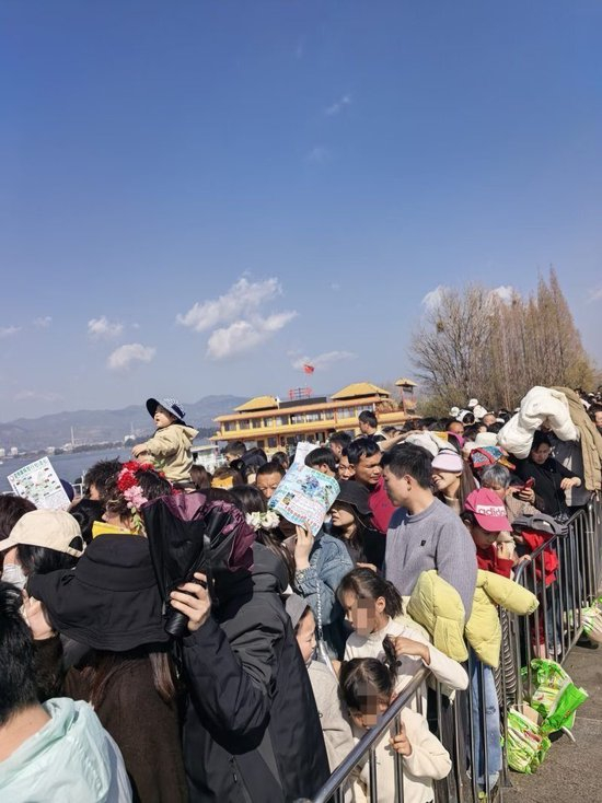 于女士称，坐游船需排队1小时。受访者供图