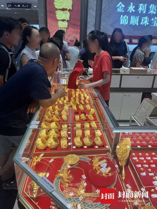 水贝市场交易火热 封面新闻记者深圳水贝摄影