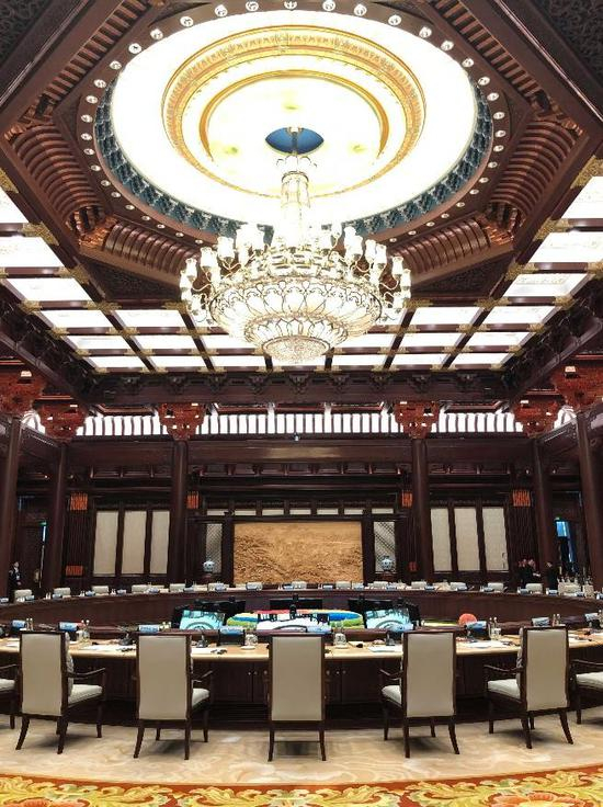 △雁栖湖国际会议中心集贤厅的大圆桌。圆桌会议是指一种平等、对话的协商会议形式。为避免席位主次之别、表示参加各方地位平等，与会各方围圆桌而坐。（央视记者马亚阳拍摄）