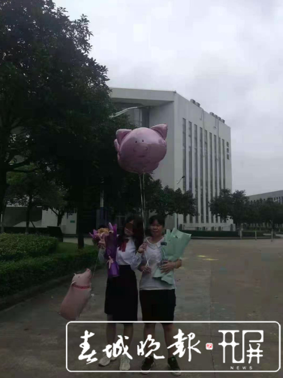 ▲陈某梅和其母亲