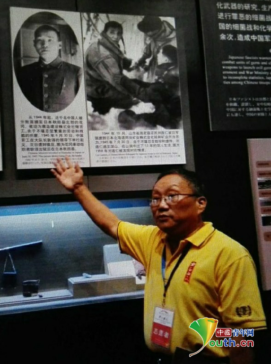 林汉京向观众讲述中国劳工举行的花冈暴动。张国通　摄