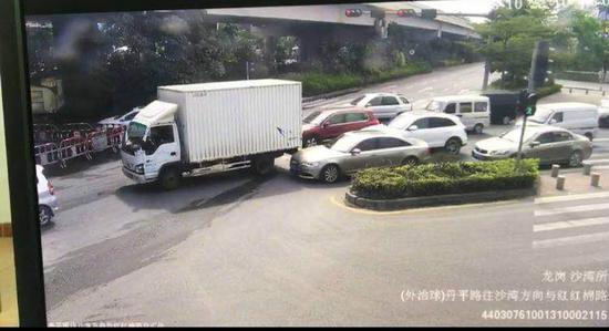 警方提供的交通事故现场视频。&nbsp;&nbsp;&nbsp; 视频截图