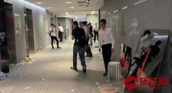 进门后的电梯。