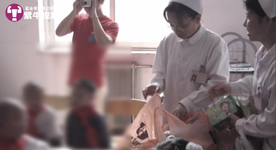 护士们在教孩子们识字