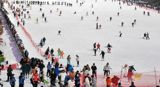  2021年1月16日，滑雪爱好者在杭州临安大明山万松岭滑雪场滑雪。新华社记者 黄宗治 摄