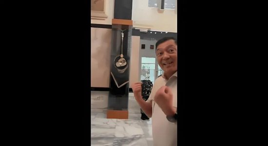 　印尼防长沙夫里15日接受采访时，神情轻松愉悦。