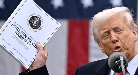特朗普于2025年4月2日在华盛顿发表关税演讲。图源:外媒