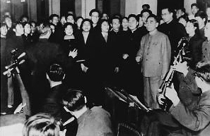1965年周总理和群众共同高唱《歌唱祖国》，指挥者为王莘