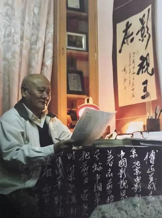 傅正义家挂着“影视王麻”的题字。