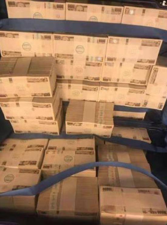  后备箱里准备用来抢购口罩的现金