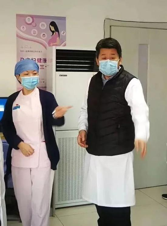 方哲（右一），北京市青联委员，大兴区人民医院院长助理、医务科主任