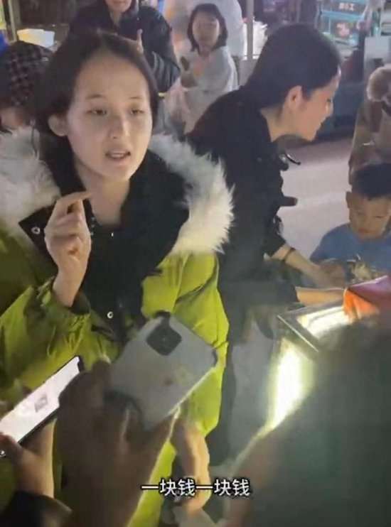 　1月7日，小丽恢复摆摊后，一元钱1串售糖葫芦感谢网友 视频截图