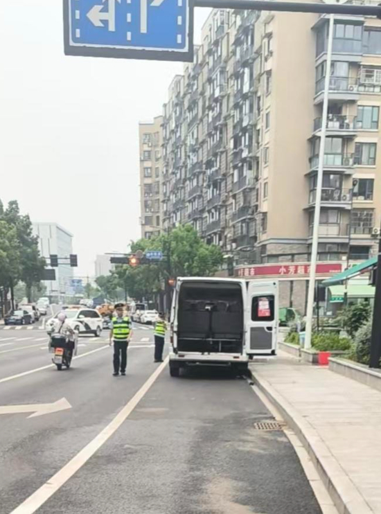  ▲有受访者称看见交通部门在查一辆黑车 受访者供图