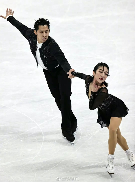 　　·2月18日，隋文静在比赛中一绺飘扬的头发格外吸睛。隋文静说：“这是有意设计的，是为了让节目更有味道，因为这样一甩头发，可能会更不一样一点。”