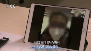 过着隔离生活的武汉男子