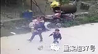  ▲监控显示戴某花携儿女出走。&nbsp;&nbsp;&nbsp; 图片来源\潇湘晨报