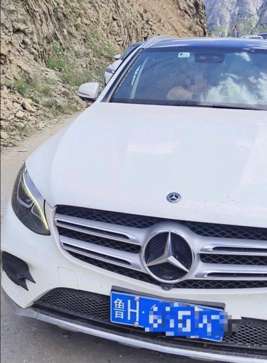 涉事白色奔驰车(视频截图)