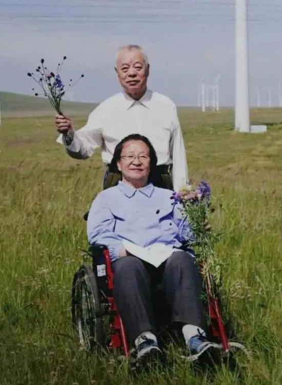  ·王景清（后）、李讷夫妇。（图片来源：《祖国》杂志）