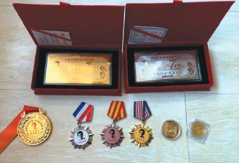 一名传销人员家中收藏的各种款式的“五行币”。&nbsp;&nbsp;&nbsp;&nbsp;新京报记者 刘经宇 摄