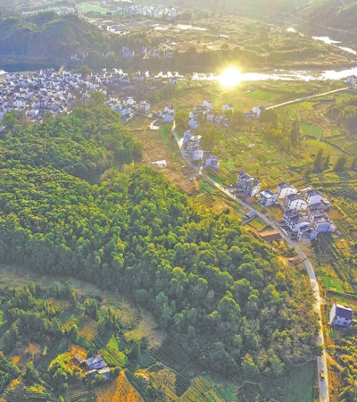 婺源县秋口镇渔潭自然保护小区俯瞰。 　　俞 健摄