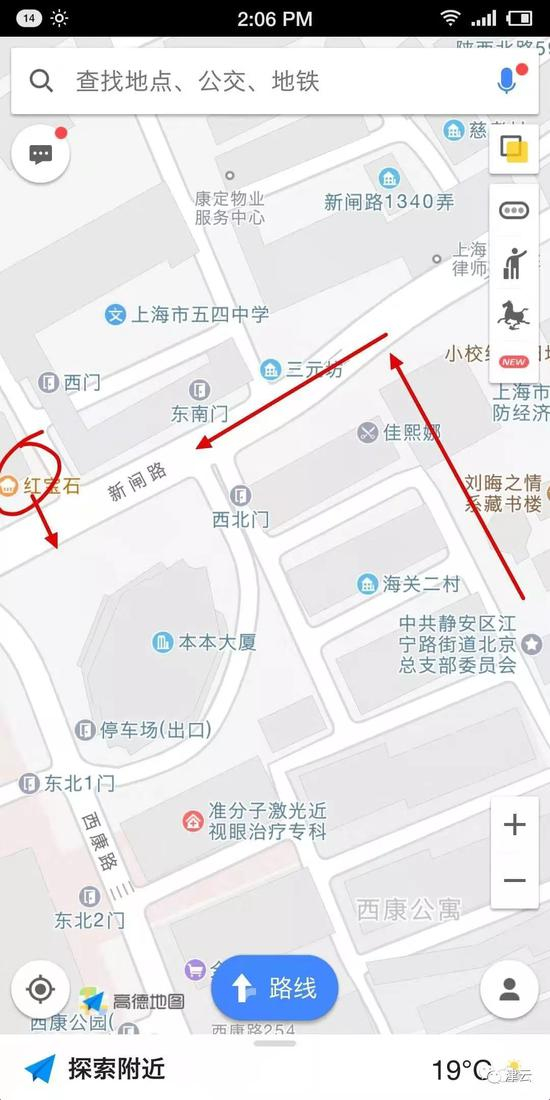  右边两红色箭头显示周某被警方从小区往街道上赶，左边箭头显示周某冲过街道时被枪击中并被摁倒在地