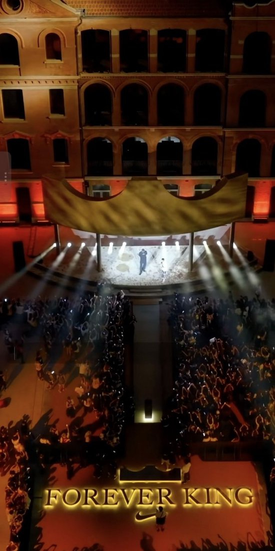 中国行上海站活动开始前 詹姆斯从高处张开双臂向球迷问好