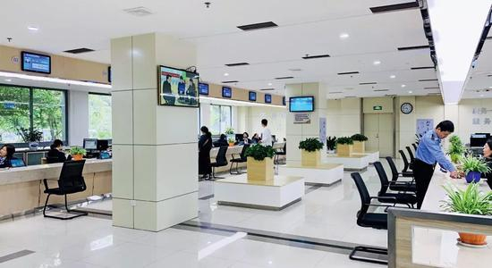  周市镇行政审批局便民服务中心。图/程昕明