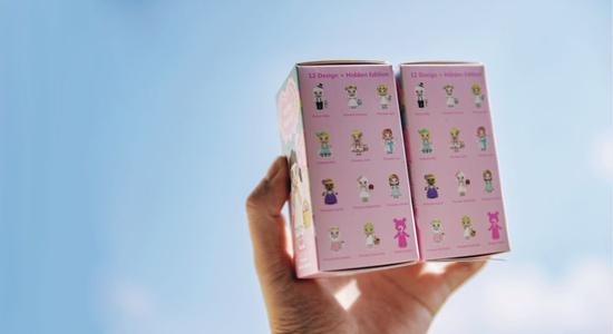 玩家展示“盲盒”玩具。图/ 视觉中国