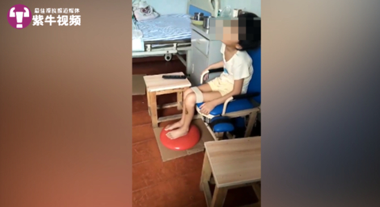 　琪琪在医院接受康复治疗 ，练习上肢力量