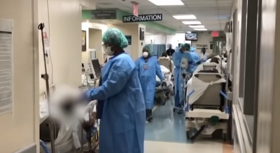  走廊成了ICU病房。/CNN