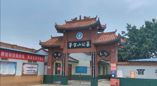 自2004年至2018年，王福华垄断当地殡葬行业，获利近四千万元。