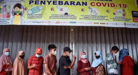 印尼人排队购置食用油&nbsp; 图源：法新社