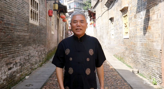  陆川在灶儿巷讲述历史文化街区保护的故事（央广网记者 刘培俊 摄）