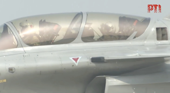 當(dāng)?shù)貢r間10月29日，穆爾穆在“陣風(fēng)”戰(zhàn)斗機上揮手致意?？偨y(tǒng)戰(zhàn)斗 圖源：印度報業(yè)托拉斯視頻截圖