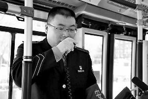 　　▲张鹊鸣说，他刚工作那会儿，这份工作还叫做售票员，现在已经改叫乘务员了。他觉得名称的改变意味着工作不再是卖票这么单一，乘务员的称谓意味着他必须要全心全意为乘客提供全方位的服务。