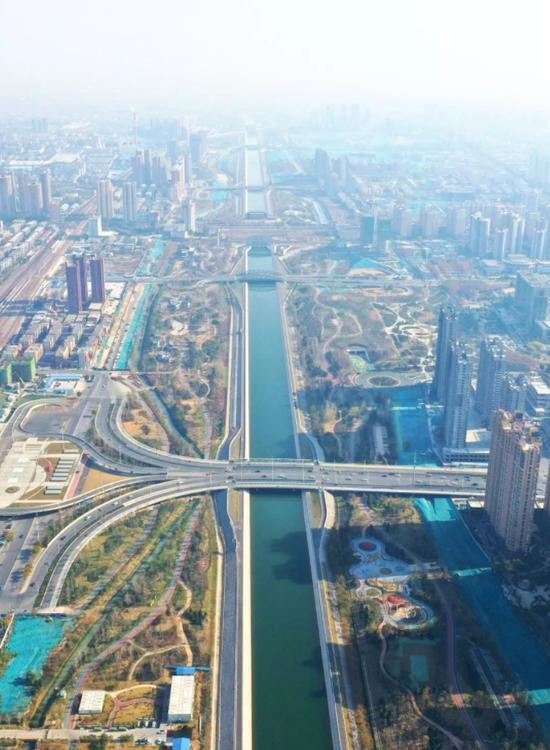 南水北调中线干渠焦作城区段大部分不是挖出来的，而是垒出来的河道，被称作“人造悬河”。 新华社记者 冯大鹏摄