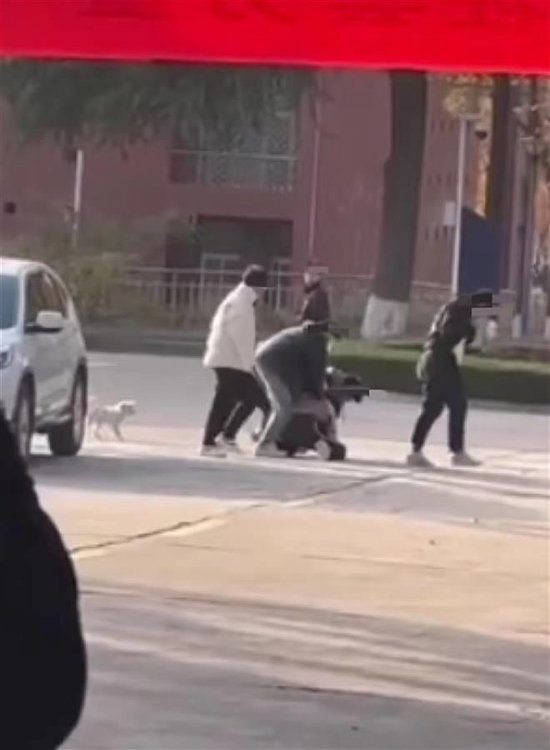 行凶者疑似被学生制服（视频截图）