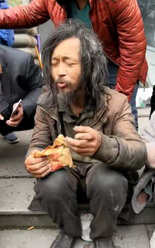 拾荒的日子沈巍被称流浪大师 视频截图
