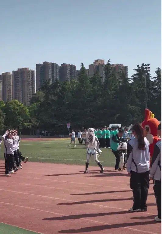 现场工作人员上前将女生和机器人分开。视频截图