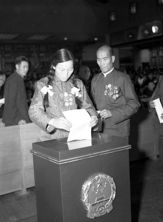 1954年9月，中华人民共和国第一届全国人民代表大会第一次会议用无记名方式投票选举中华人民共和国主席、副主席，全国人民代表大会常务委员会委员长、副委员长、秘书长和委员，最高人民法院院长，最高人民检察院检察长，并通过国务院总理人选。图为申纪兰在投票。 新华社记者 曹兴华/摄