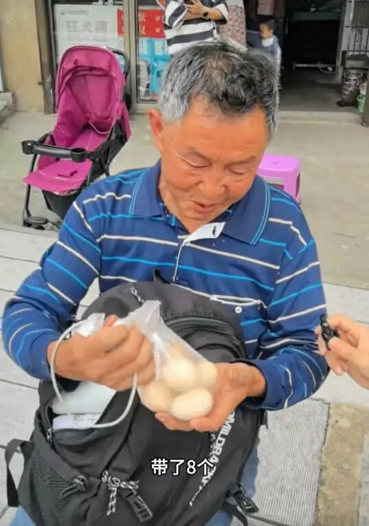 接考父亲为儿子带了8个土鸡蛋
