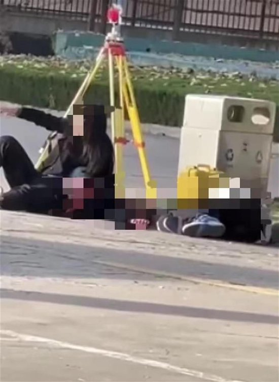 现场有人呼救（视频截图）